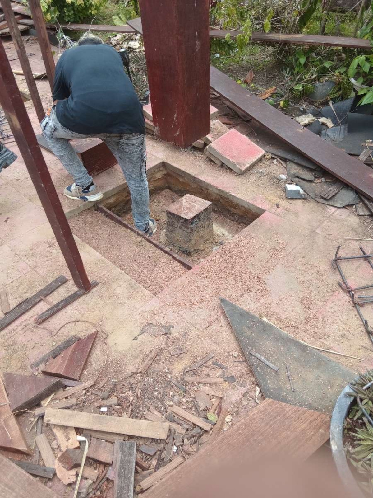 Vakman past stalen profielen in op een bestaande terrasvloer.