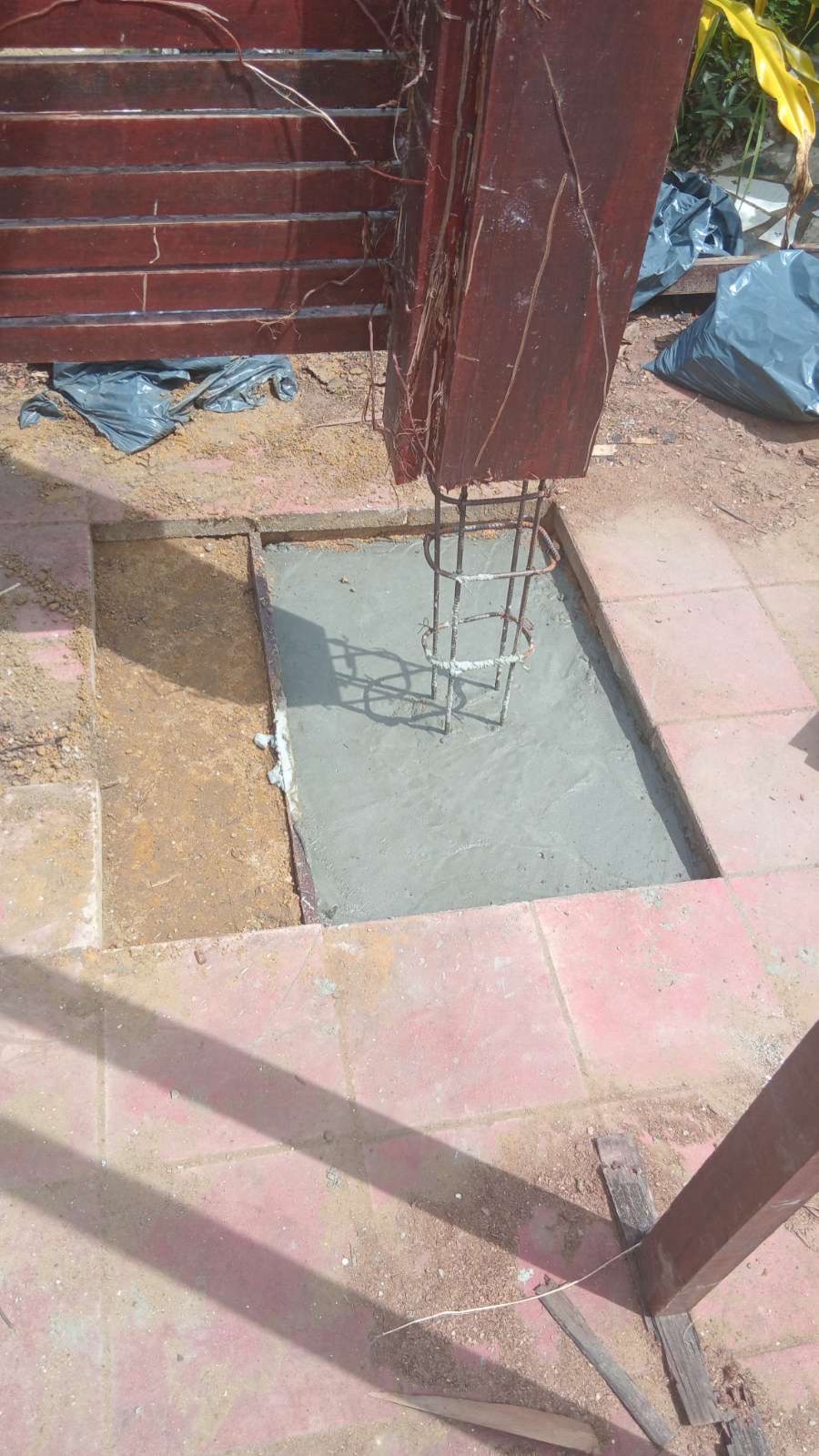 Wapeningskorf en kolomvoet in een uitsparing in een bestaande terrasvloer.